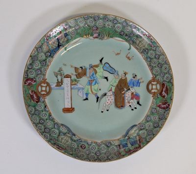une assiette décorée d'une peinture, accrochée au mur