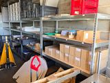 une pièce avec beaucoup de boîtes et de cartons sur les étagères