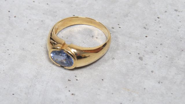 Bague en or jaune 750 millièmes ornée au centre d'un saphir de fo...