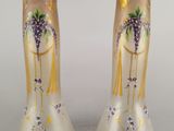 deux vases sur lesquels sont peints des raisins