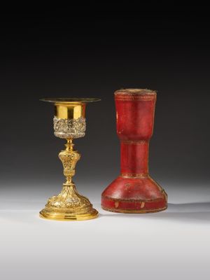 une paire de gobelets rouges et dorés et une coupe rouge et dorée