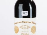 une bouteille de vin posée sur une table