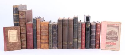 plusieurs vieux livres sont alignés sur une surface blanche
