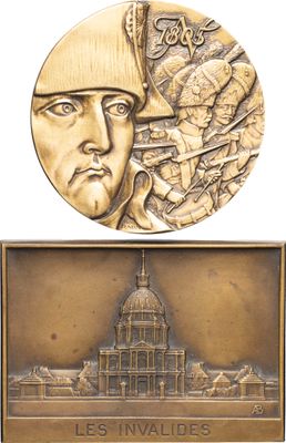médaille de bronze représentant un homme portant un casque, avec un bâtiment en arrière-plan