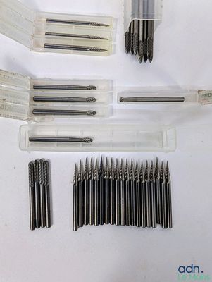 un grand nombre d'outils posés sur la table