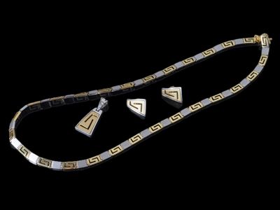 un gros plan d'un collier et de boucles d'oreilles sur fond noir