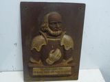 une vieille plaque représentant un homme en armure tenant une balle