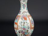 Vase chinois de la « famille » représentant des oiseaux et des fleurs, posé sur un socle