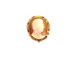 un gros plan d'une bague en or sur laquelle figure le portrait d'un homme