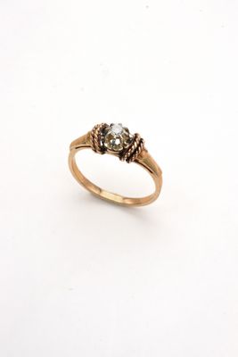 une image d'une bague en or et diamants sur fond blanc