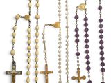 plusieurs types de chapelets et une croix sur fond blanc