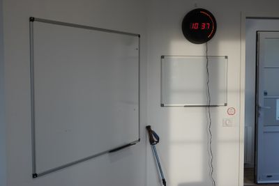 un tableau blanc accroché au mur d'une pièce
