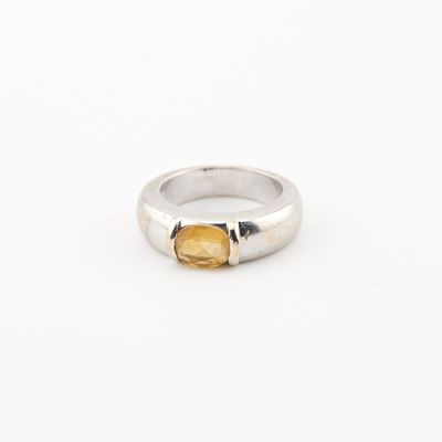 Gros plan sur une bague contenant une pierre jaune