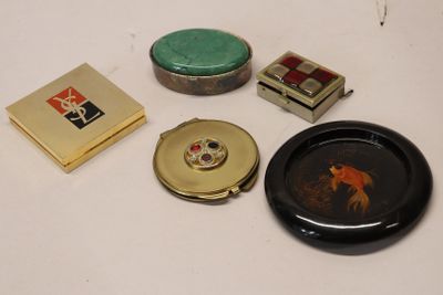 un grand nombre d'objets posés sur une table