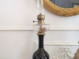 une lampe posée sur une table devant un miroir