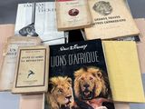 plusieurs livres sont posés sur une table les uns à côté des autres