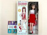 poupée Barbie dans une boîte, avec une jupe rouge et des chaussures rouges
