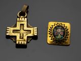 deux croix en or et un petit pendentif orné d'un motif floral