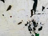 un gros plan sur un tableau représentant une personne avec un parapluie vert