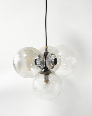 une image représentant un ensemble de boules de verre suspendues au plafond