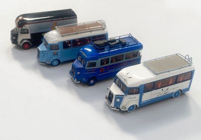 trois voitures jouets qui sont assises l'une à côté de l'autre