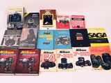 beaucoup de livres et d'appareils photo sur la table