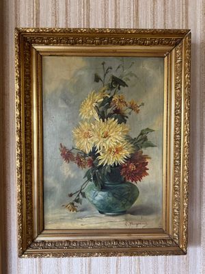un tableau de fleurs dans un vase sur le mur