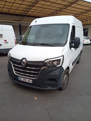 une camionnette blanche garée dans un parking