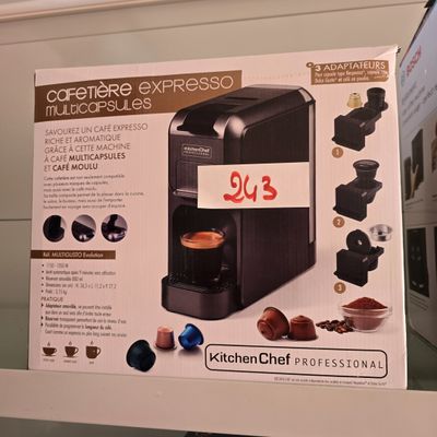 une machine à café exposée dans un magasin