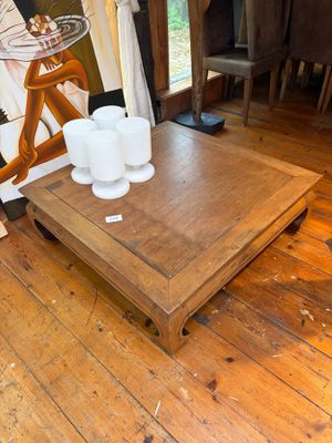 une table basse sur laquelle sont posées deux tasses, au milieu d'une pièce