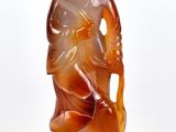 l'image d'une statue de femme tenant une fleur