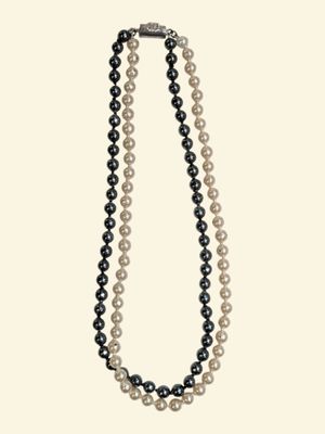 gros plan d'un collier de perles sur fond blanc