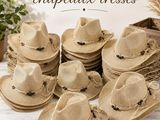 Plusieurs chapeaux de paille sont empilés les uns sur les autres sur une table