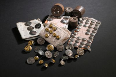 un tas de pièces de monnaie et d'autres objets posés sur une table