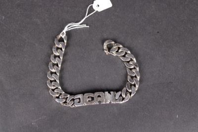 gros plan d'une chaîne de bracelets portant une étiquette