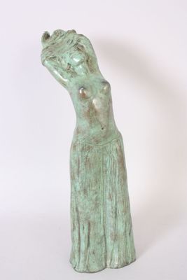 statue d'une femme tenant une fleur dans sa main droite