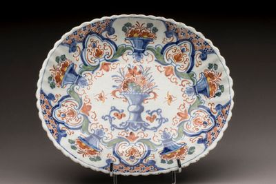 une assiette bleue et orange ornée d'un motif floral