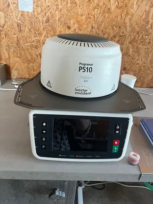 une photo d'un micro-ondes posé sur une table