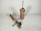Deux types d'outils différents sont posés sur une surface blanche.