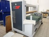 une image représentant un lit dans une pièce où se trouve une machine