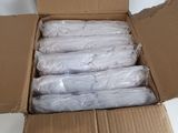 une boîte en carton contenant un tas de serviettes blanches