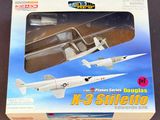 une boîte contenant une maquette d'avion de chasse
