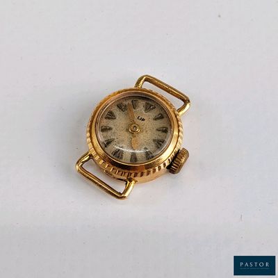une montre en or avec des chiffres romains sur le cadran