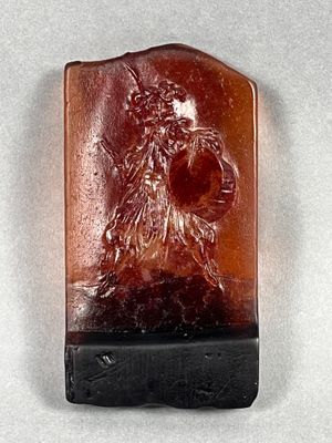 DAUM, Nancy. Petite plaque en pâte de verre orangé figurant …