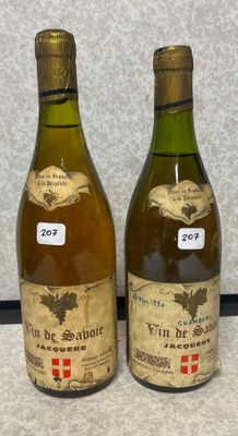 deux bouteilles de vin posées l'une à côté de l'autre sur un comptoir