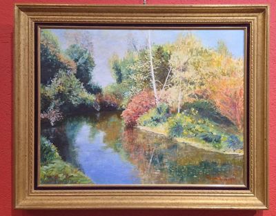 un tableau accroché au mur d'une pièce rouge
