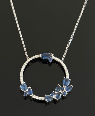 un collier en or blanc serti de saphirs bleus et de diamants