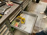 un établi avec des outils dans un garage