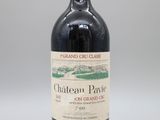 une bouteille de vin rouge posée sur une table blanche