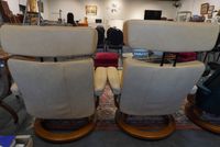 2 Fauteuils relax rotatif et un repose pied, en cuir beige d… (photo 4)